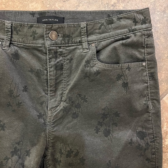 Ann Taylor The Skinny Grey w/Dark Grey Floral Print Pants/Jegging - Picture 7 of 13